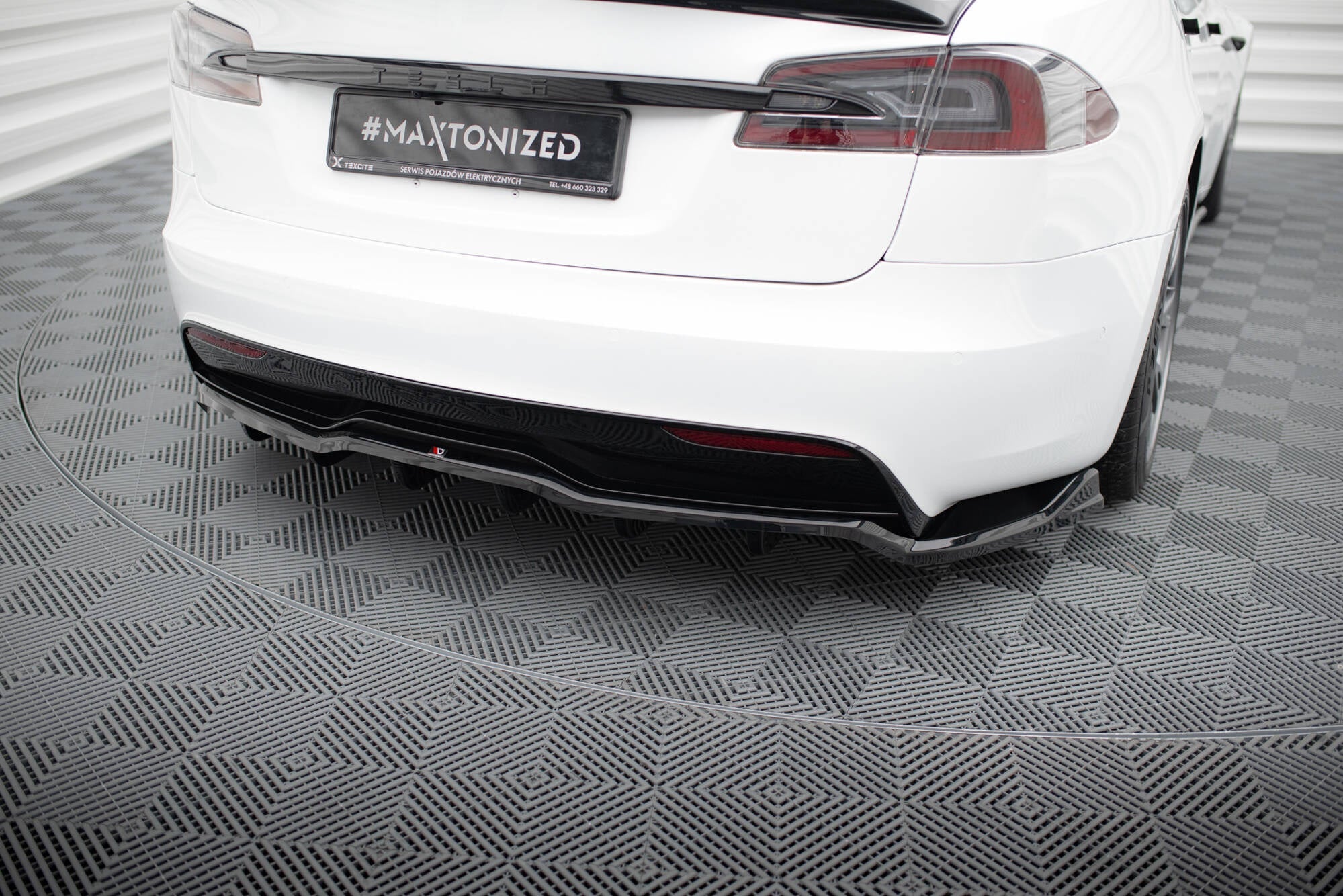 Splitter trasero V.1 Tesla Model S Plaid Mk1 Facelift (con barras verticales)