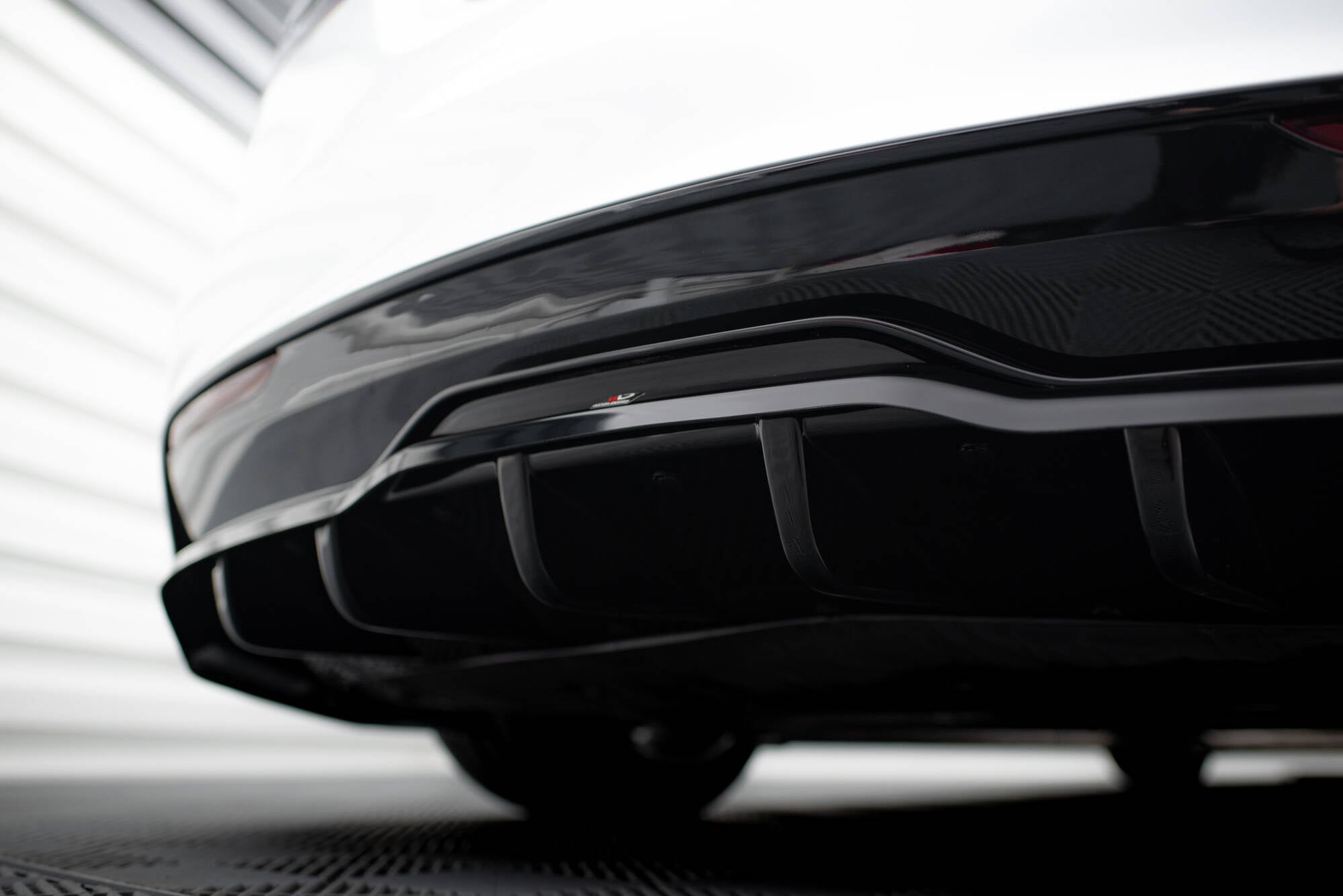 Splitter trasero V.1 Tesla Model S Plaid Mk1 Facelift (con barras verticales)