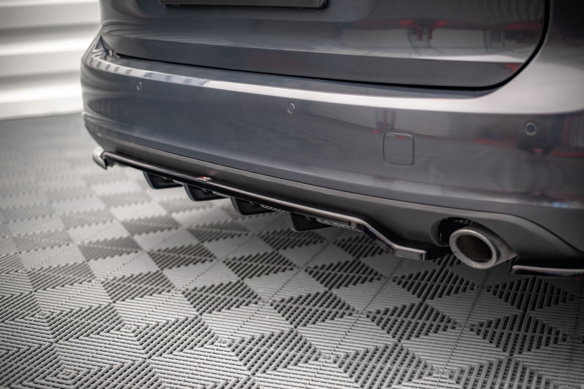 Splitter trasero V.1 Volvo V90 Mk2 (con barras verticales)