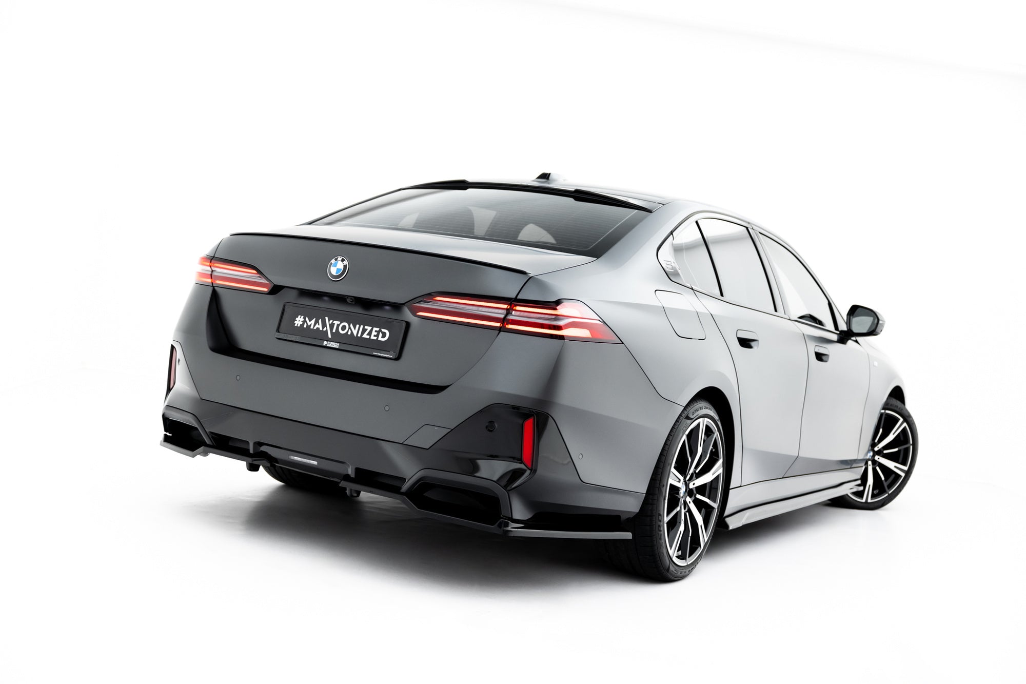 Splitter trasero V.2 BMW Serie 5 i5 M-Pack Berlina / Touring G60 G61 (con barras verticales)