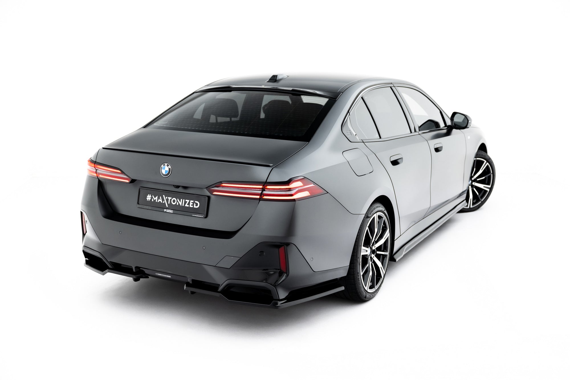 Splitter trasero V.2 BMW Serie 5 i5 M-Pack Berlina / Touring G60 G61 (con barras verticales)