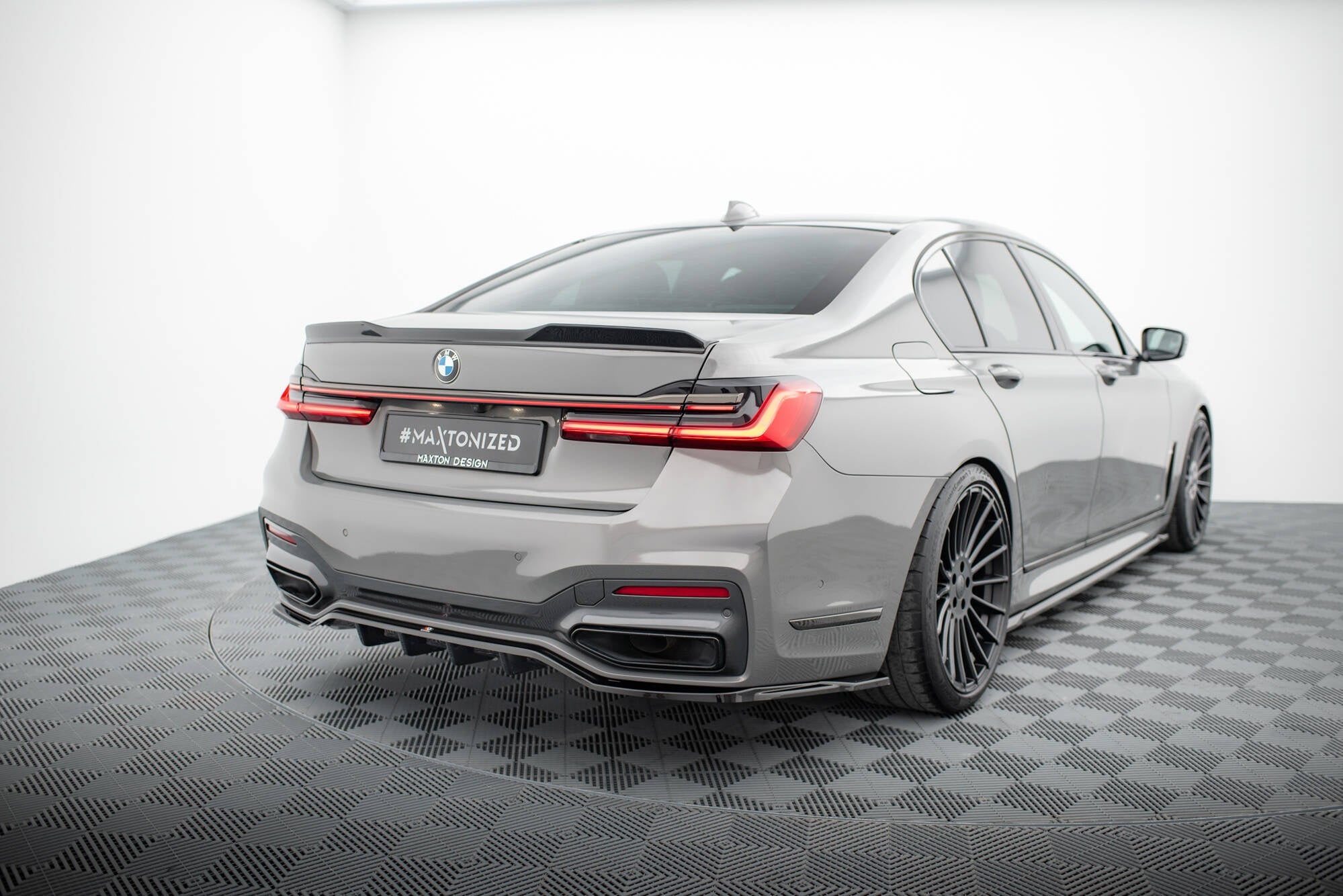 Splitter trasero V.2 BMW 7 M-Pack G11 G12 Facelift (con barras verticales)