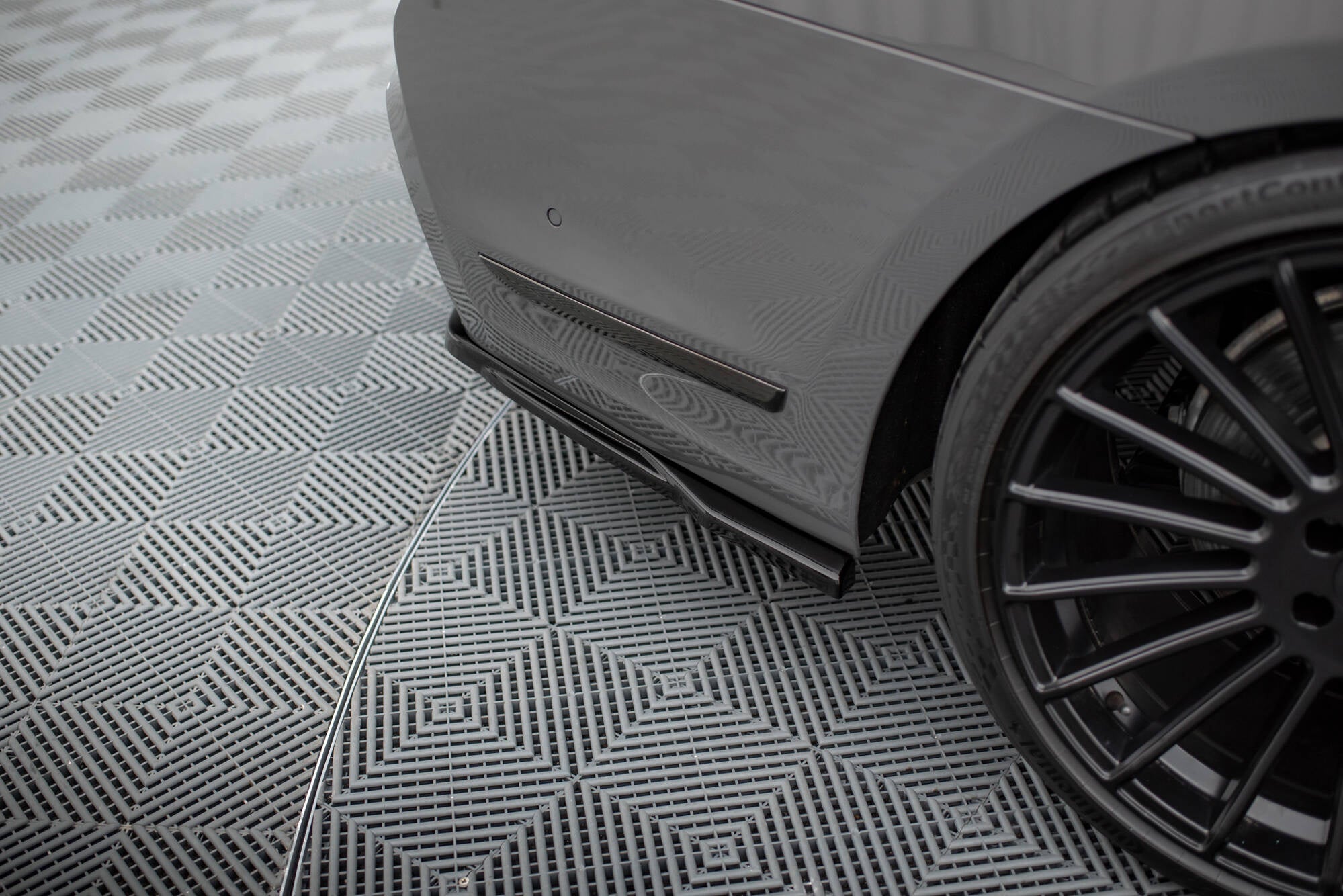 Splitter trasero V.2 BMW 7 M-Pack G11 G12 Facelift (con barras verticales)