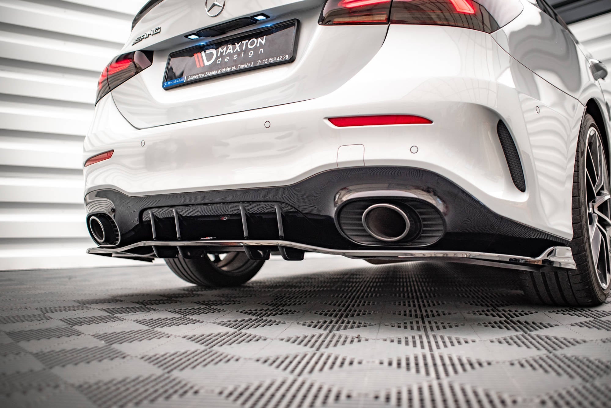 Splitter trasero V.2 Mercedes Clase A 35 AMG Sedán V177 (con barras verticales)