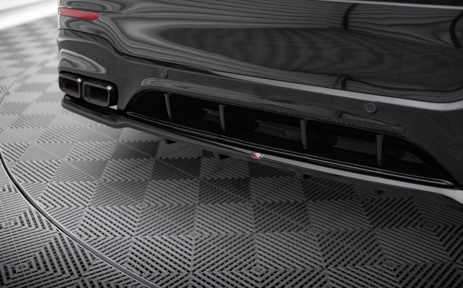 Splitter trasero V.2 Mercedes-AMG GLC 63 SUV X253 (con barras verticales)