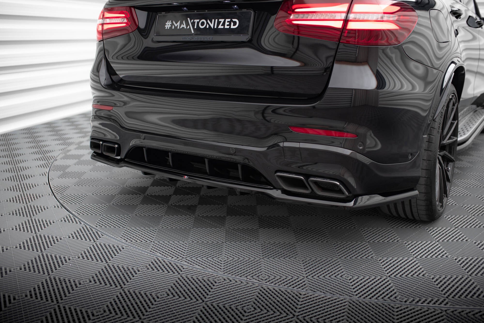 Splitter trasero V.2 Mercedes-AMG GLC 63 SUV X253 (con barras verticales)