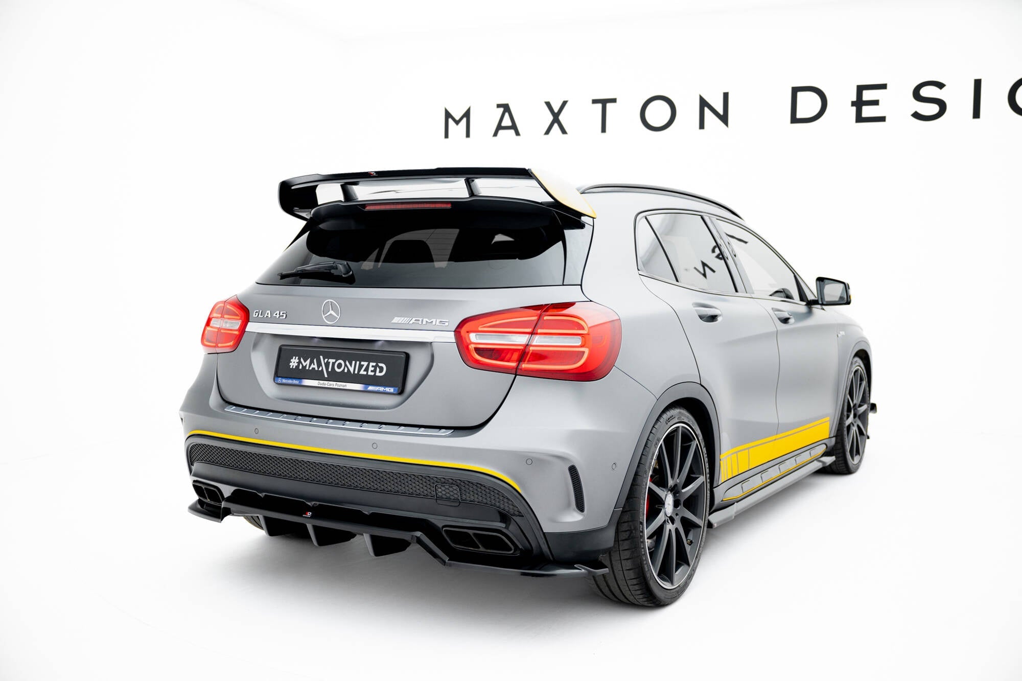 Splitter trasero V.2 Mercedes-Benz GLA 45 AMG X156 (con barras verticales)
