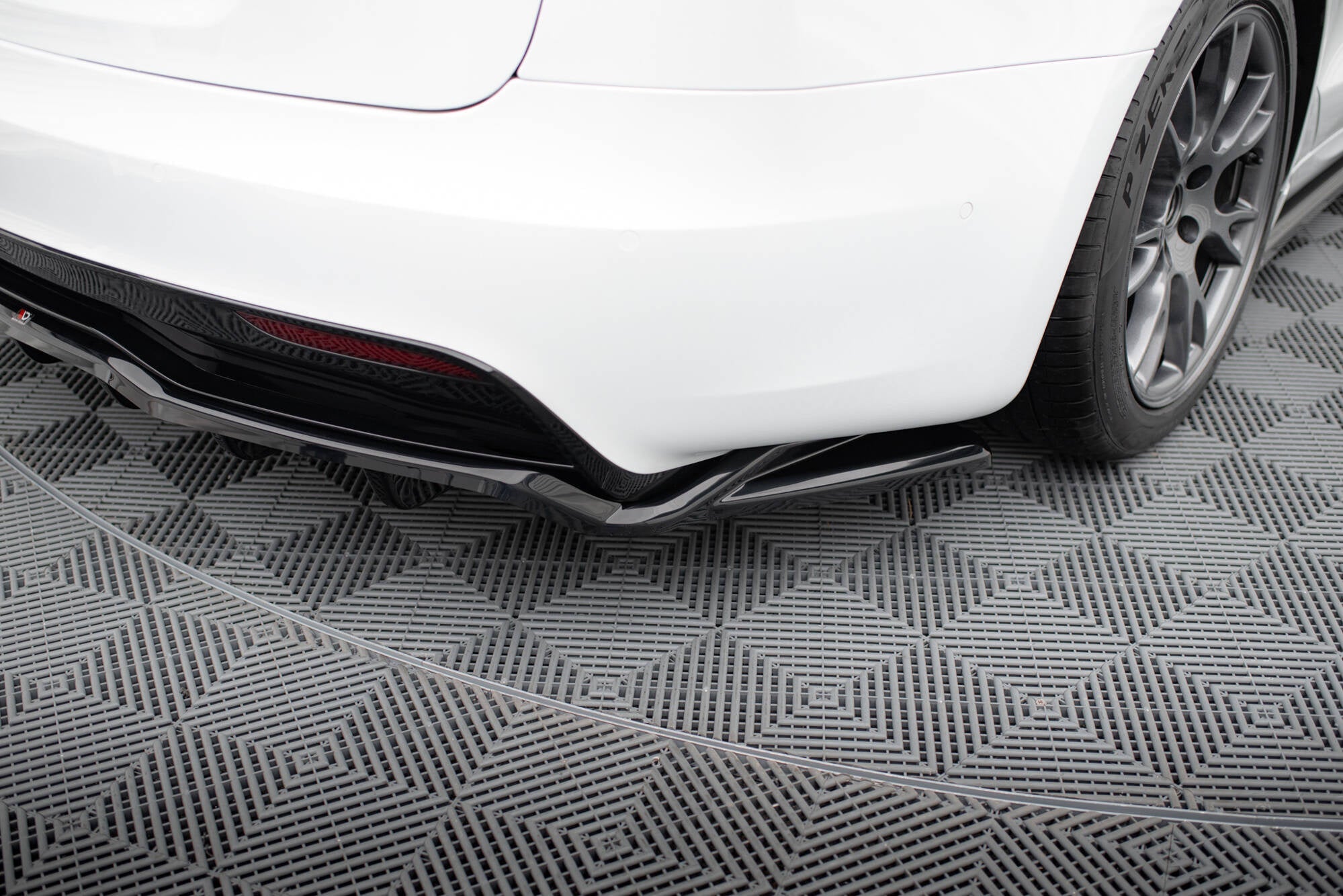 Splitter trasero V.2 Tesla Model S Plaid Mk1 Facelift (con barras verticales)