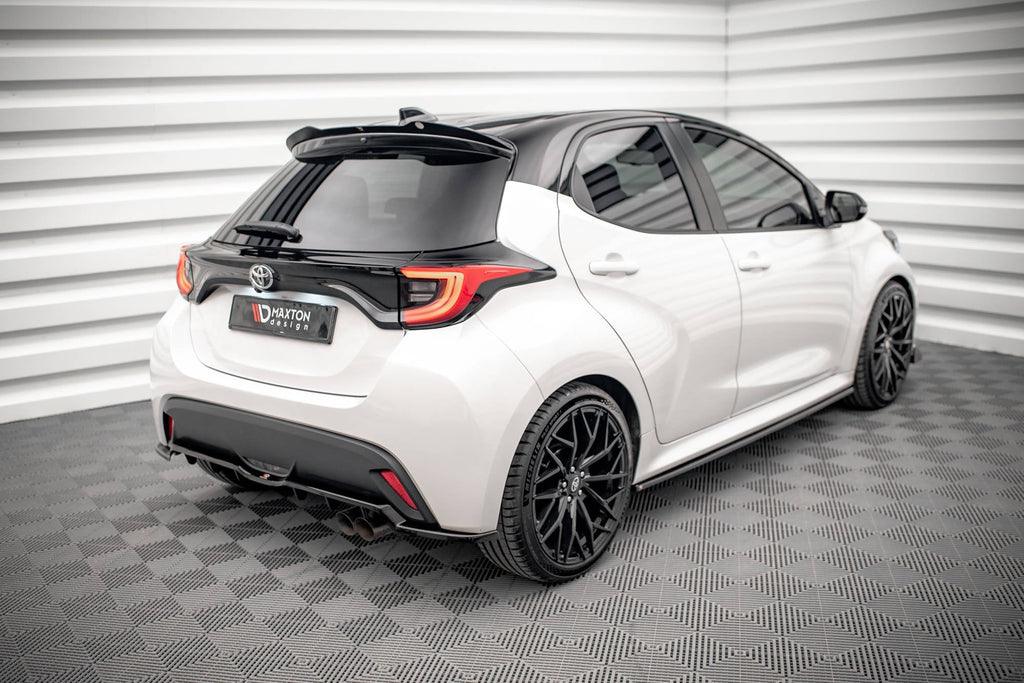 Splitter trasero V.2 Toyota Yaris Mk4 (con barras verticales)