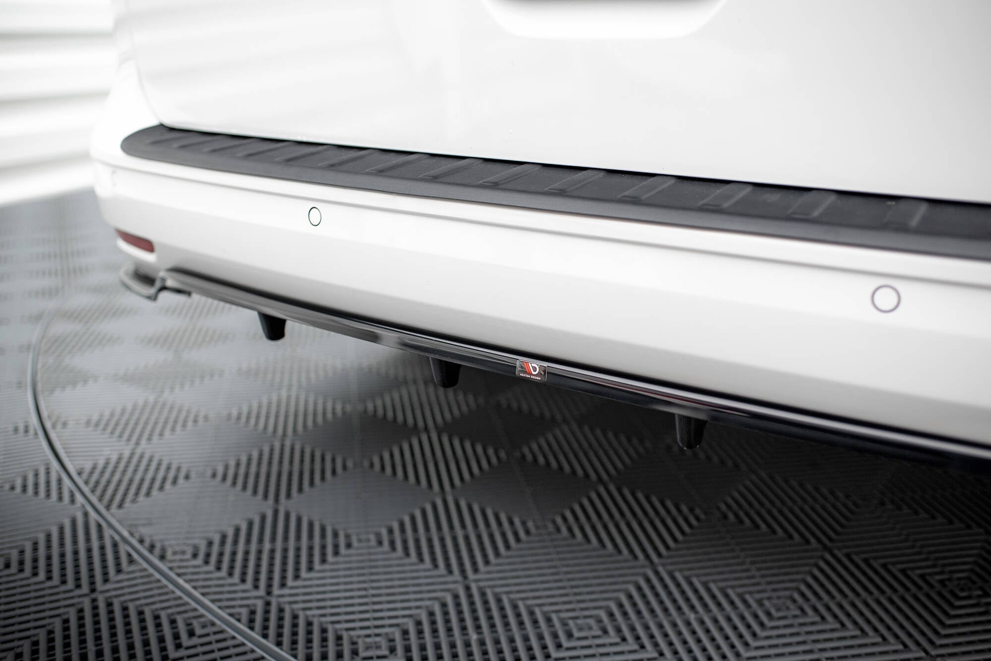 Splitter trasero Volkswagen Caddy Maxi Mk5 (con barras verticales)