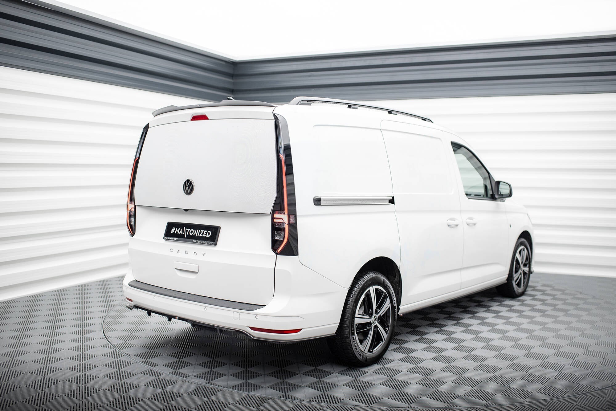 Splitter trasero Volkswagen Caddy Maxi Mk5 (con barras verticales)