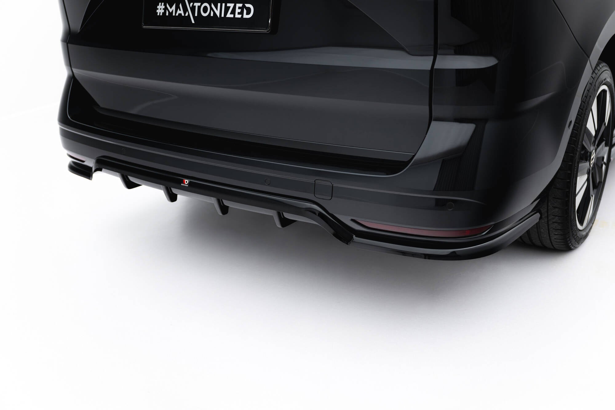 Splitter trasero Volkswagen Multivan Long T7 (con barras verticales)