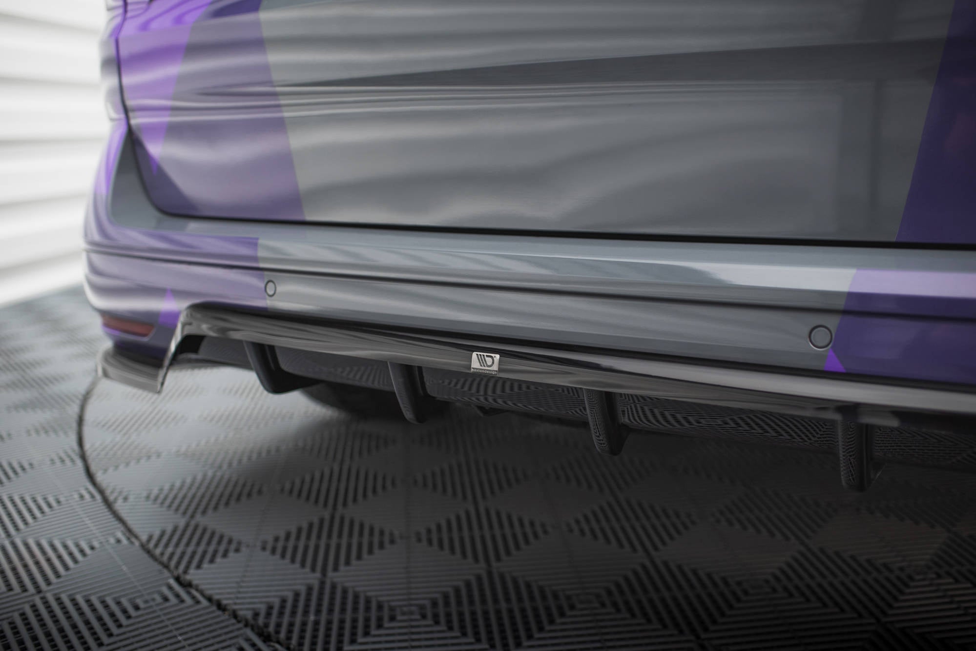 Splitter trasero Volkswagen Multivan T7 (con barras verticales)