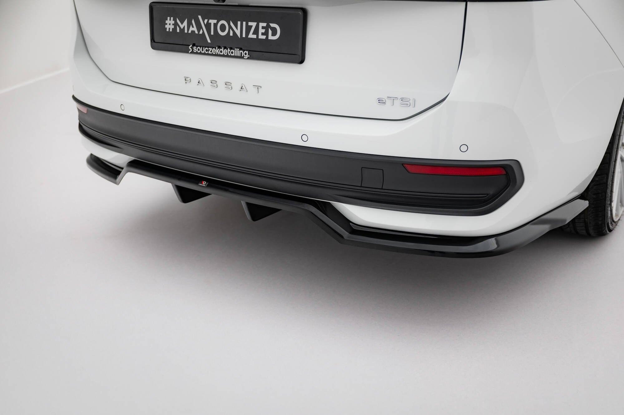 Splitter trasero Volkswagen Passat B9 (con barras verticales)