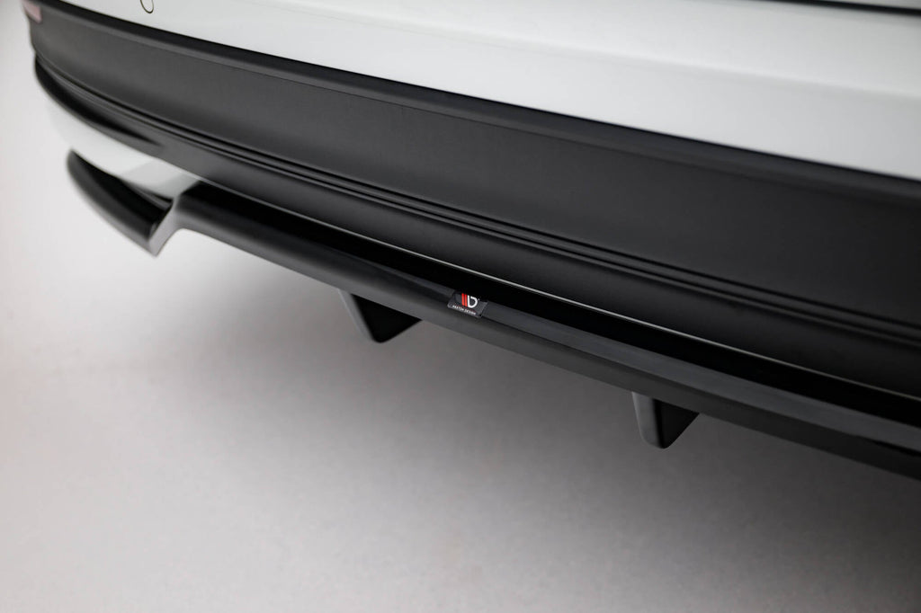 Splitter trasero Volkswagen Passat B9 (con barras verticales)