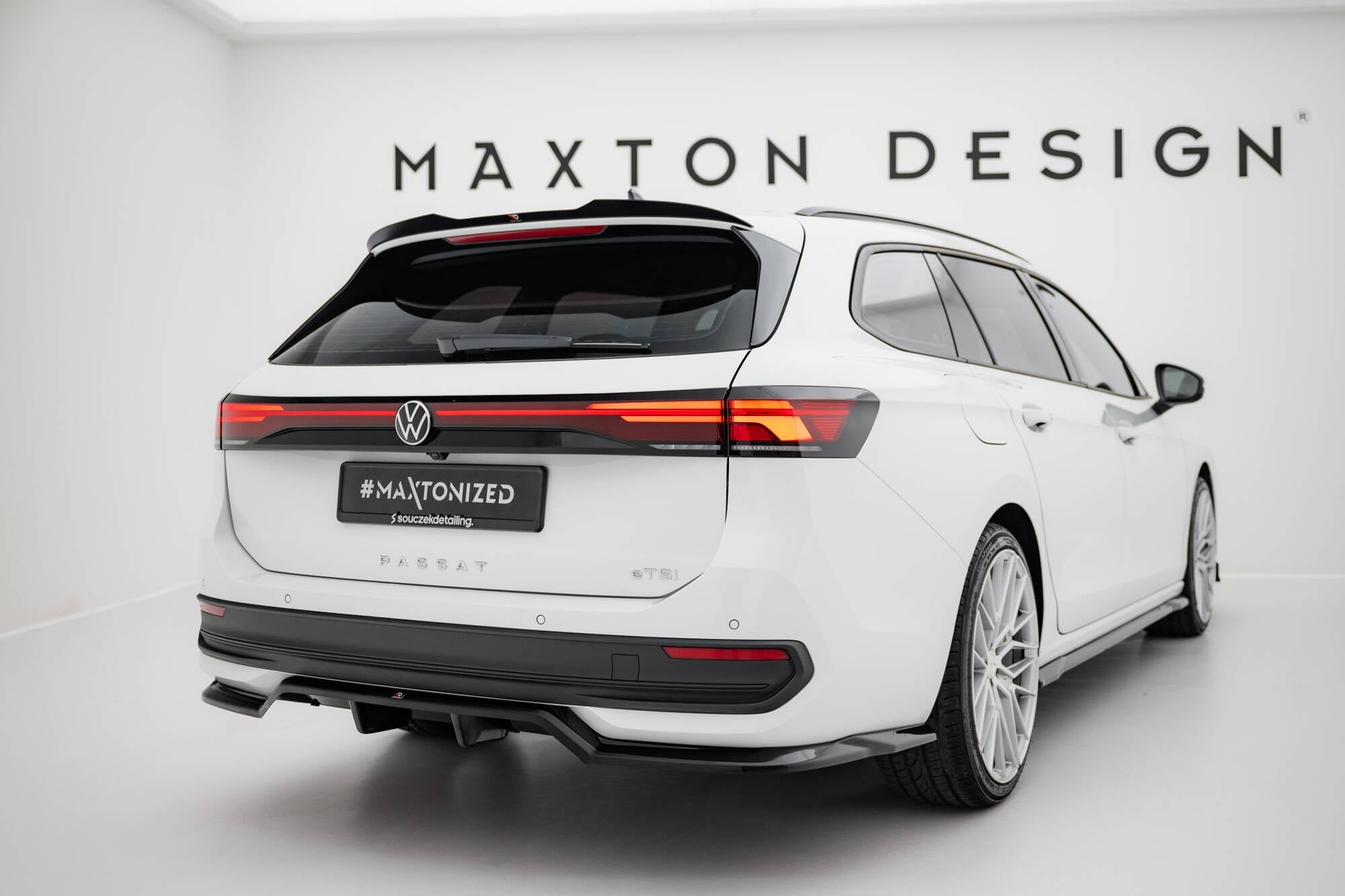 Splitter trasero Volkswagen Passat B9 (con barras verticales)