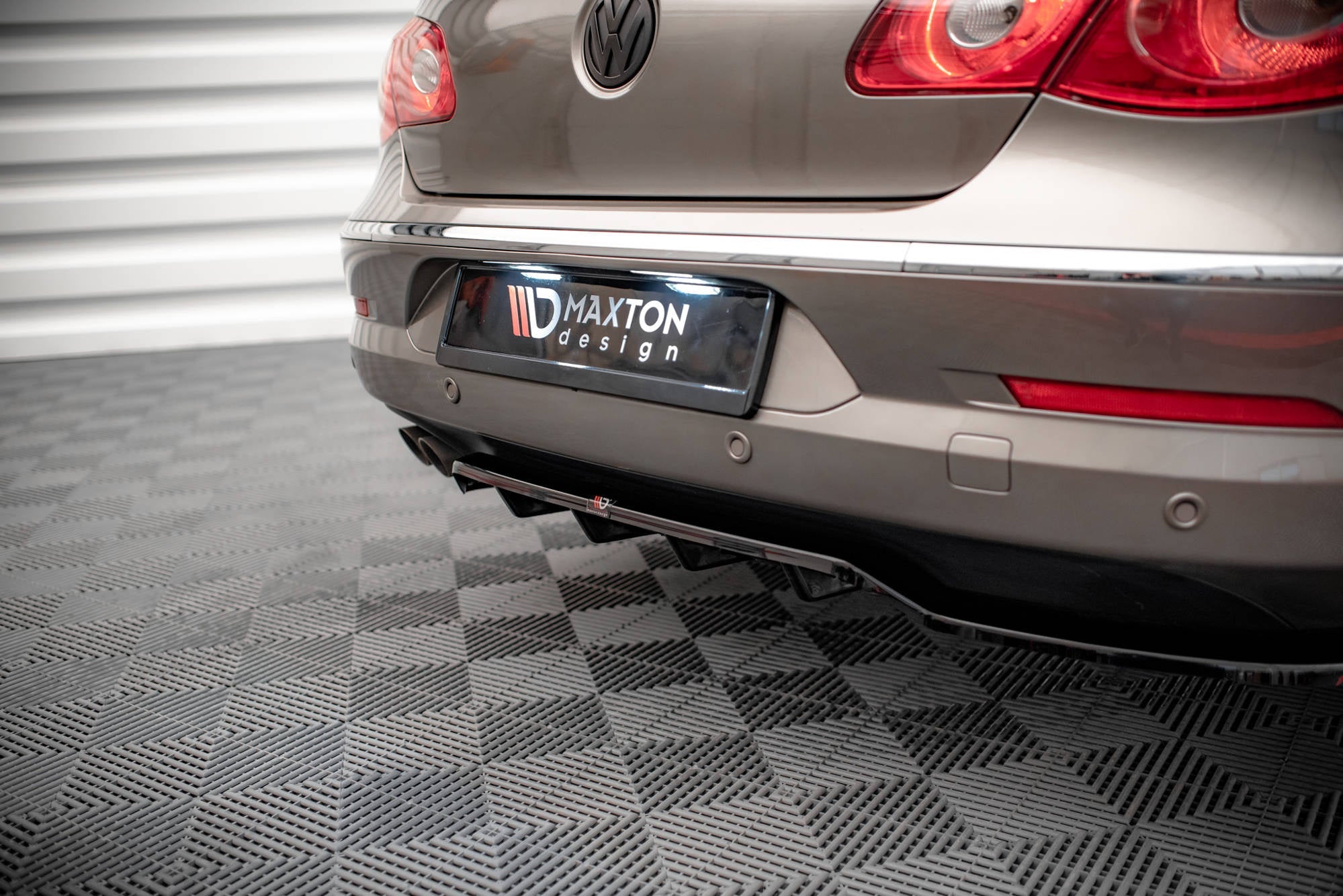 Splitter trasero Volkswagen Passat CC (con barras verticales)