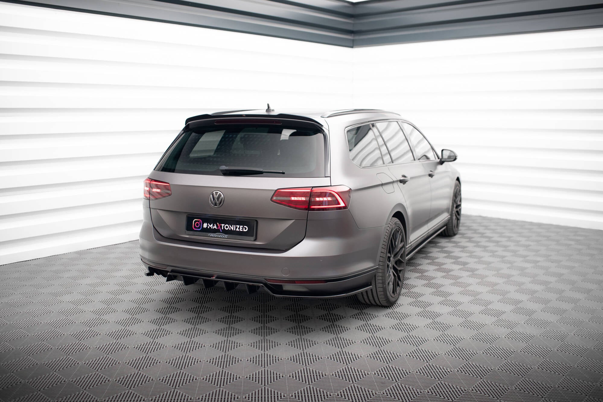 Splitter trasero Volkswagen Passat Berlina / Variant B8 R-Line (con barras verticales)