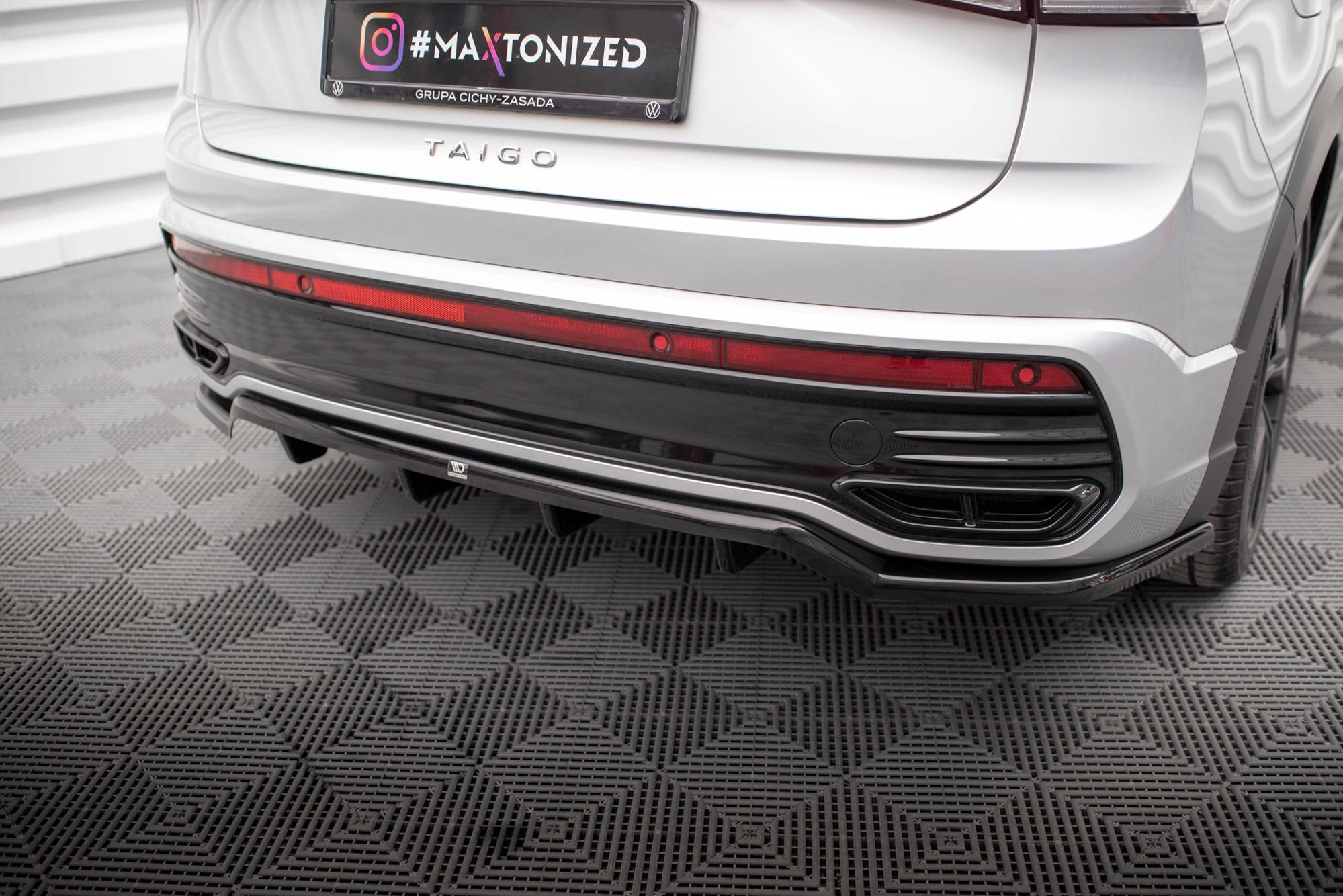 Splitter trasero Volkswagen Taigo R-Line Mk1 (con barras verticales)