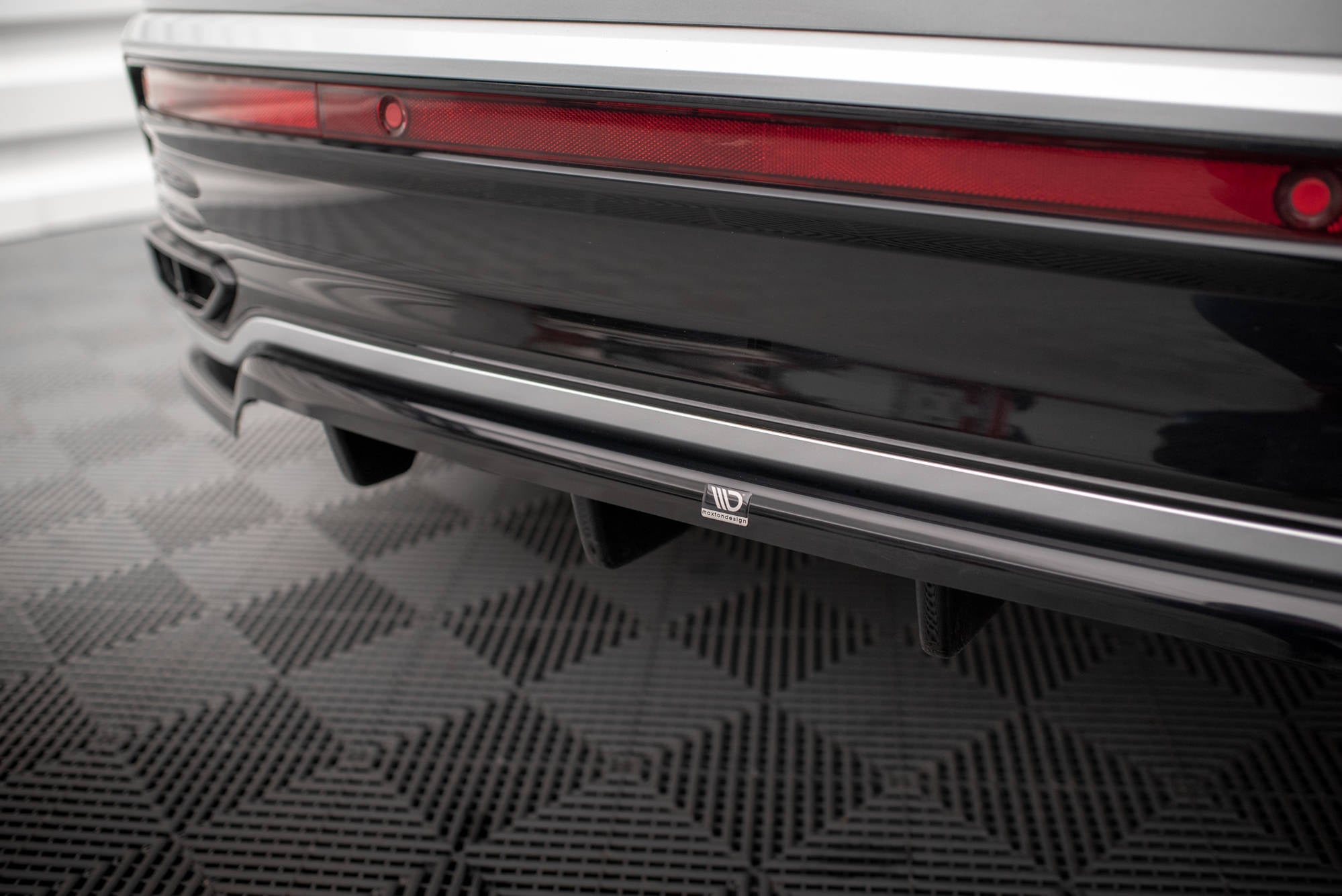 Splitter trasero Volkswagen Taigo R-Line Mk1 (con barras verticales)