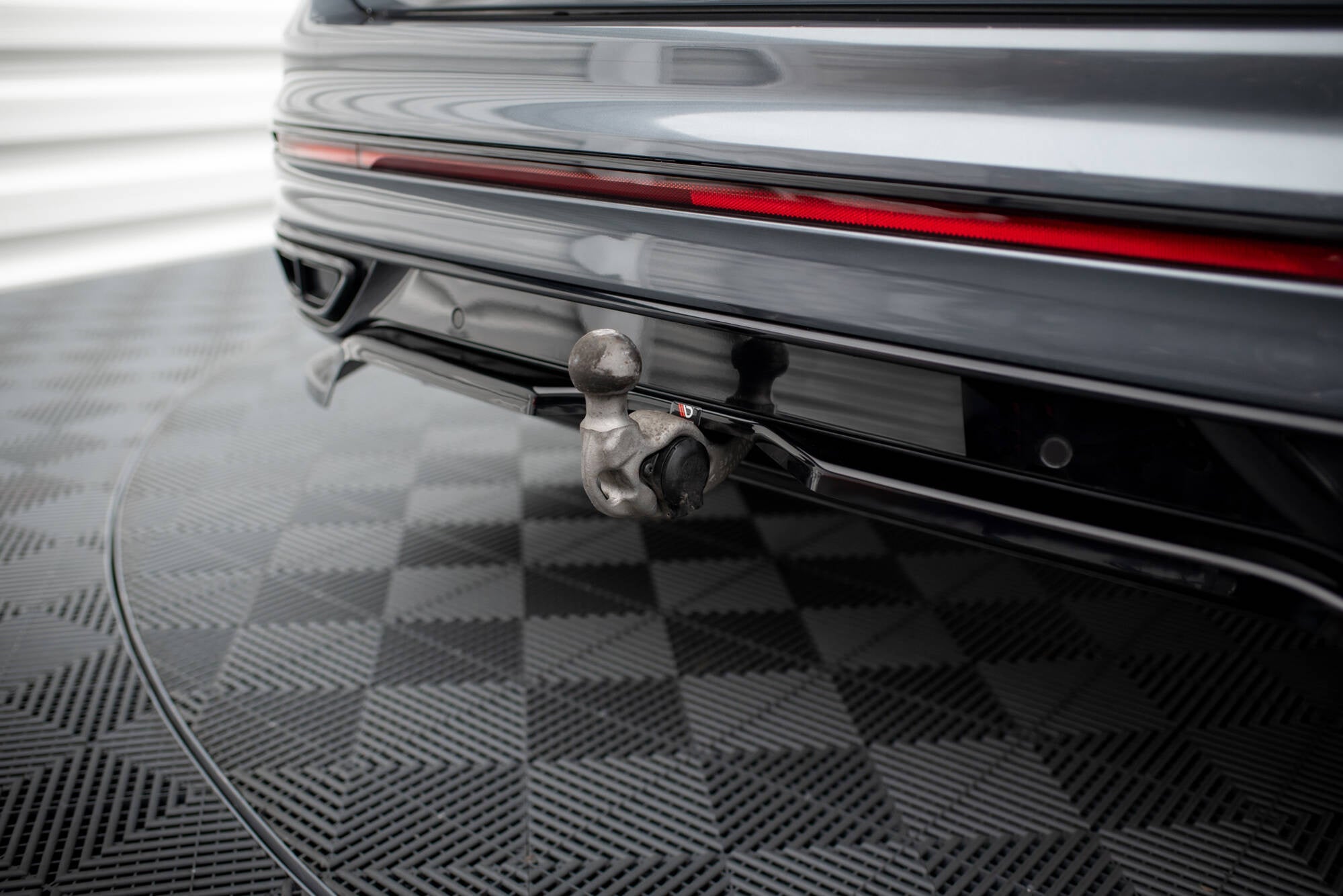 Splitter trasero Volkswagen Tiguan Allspace R-Line Mk2 Facelift (con barras verticales)