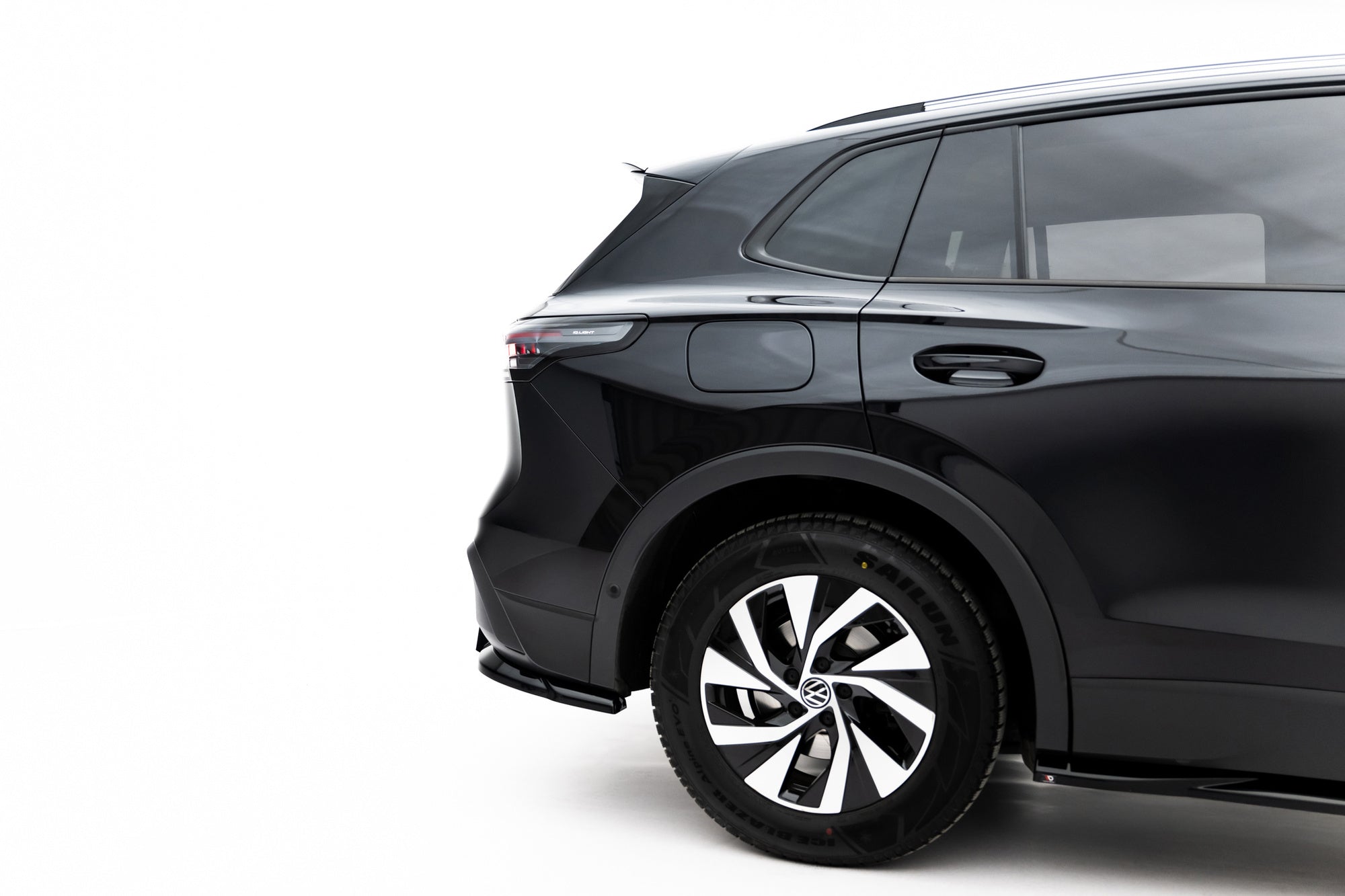 Splitter trasero Volkswagen Tiguan Mk3 (con barras verticales)