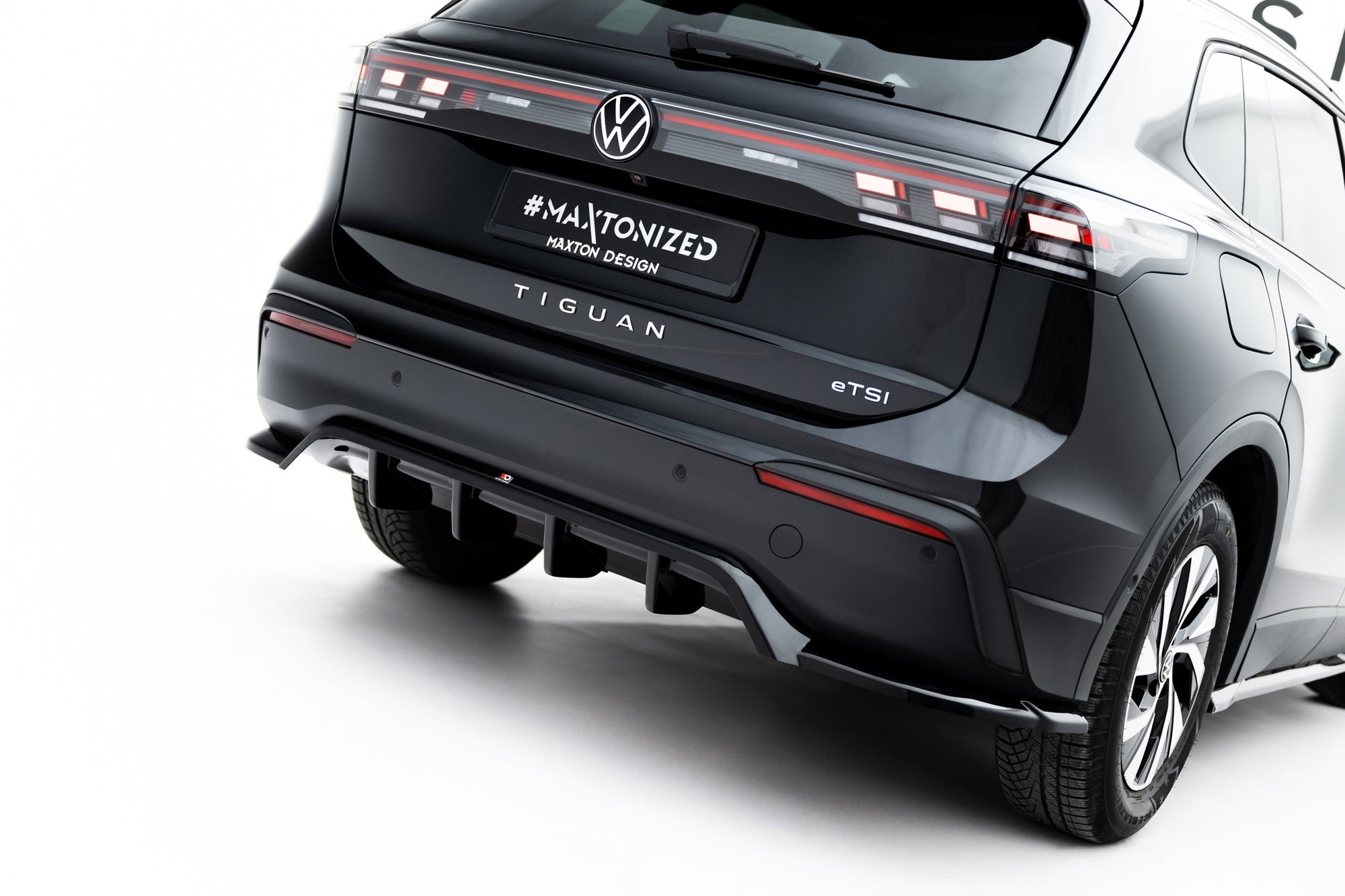 Splitter trasero Volkswagen Tiguan Mk3 (con barras verticales)
