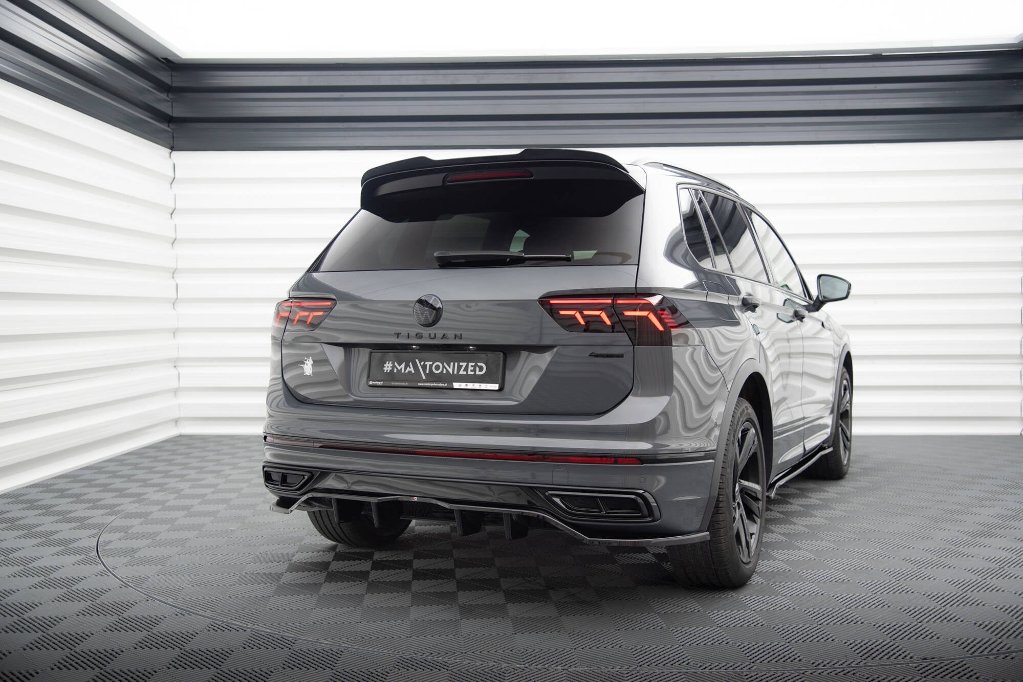 Splitter trasero Volkswagen Tiguan R-Line Mk2 Facelift (con barras verticales)