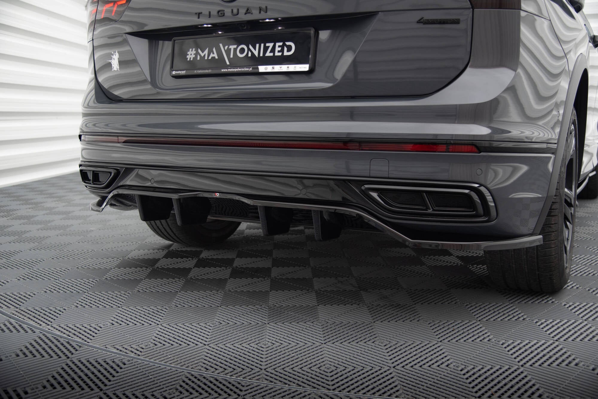 Splitter trasero Volkswagen Tiguan R-Line Mk2 Facelift (con barras verticales)