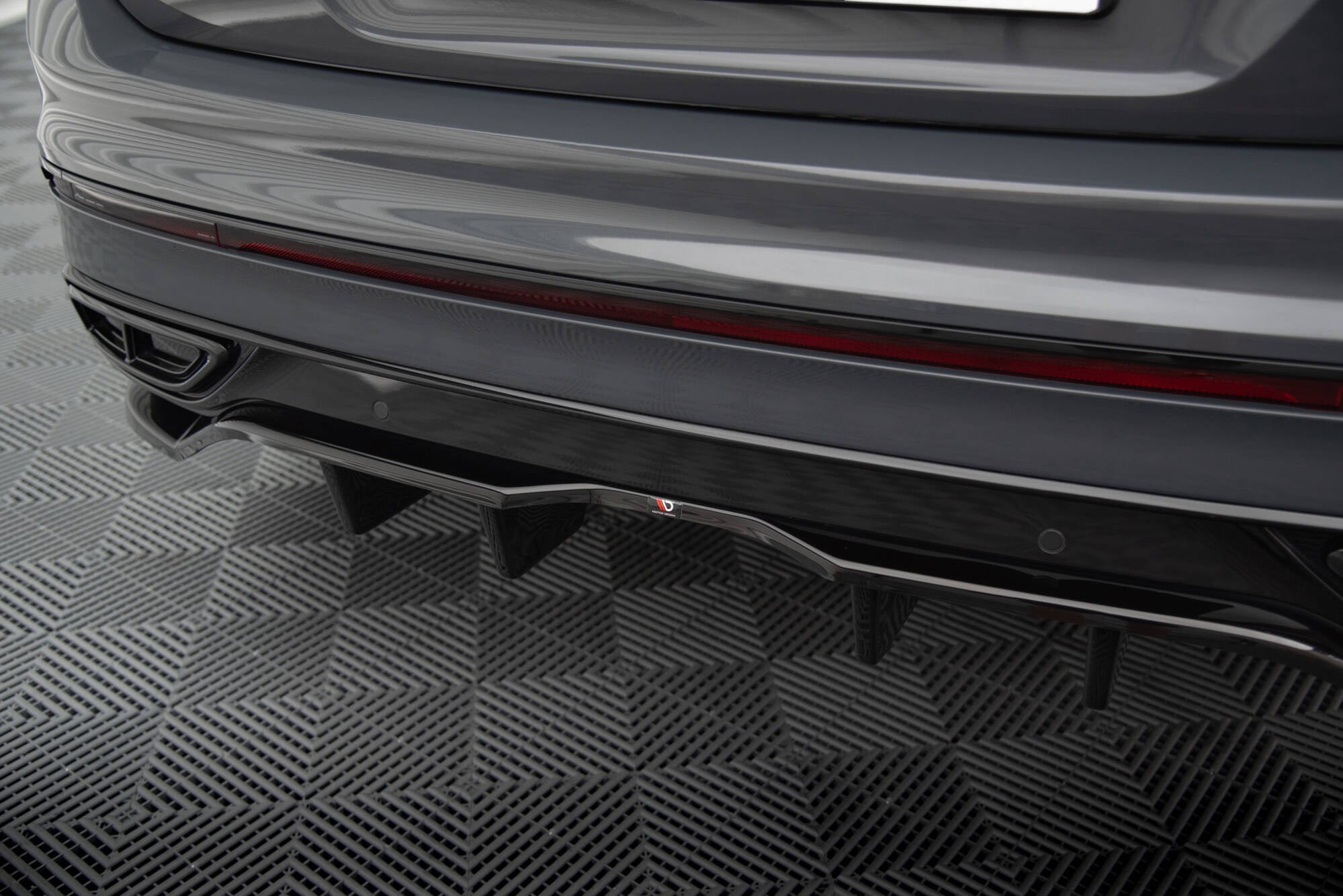 Splitter trasero Volkswagen Tiguan R-Line Mk2 Facelift (con barras verticales)