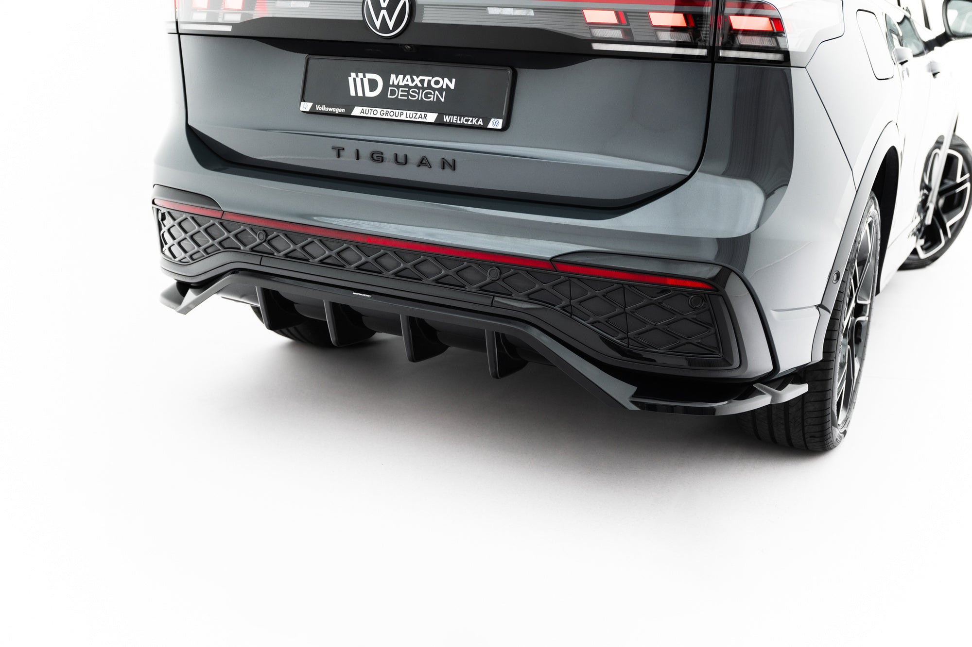 Splitter trasero Volkswagen Tiguan R-Line Mk3 (con barras verticales)