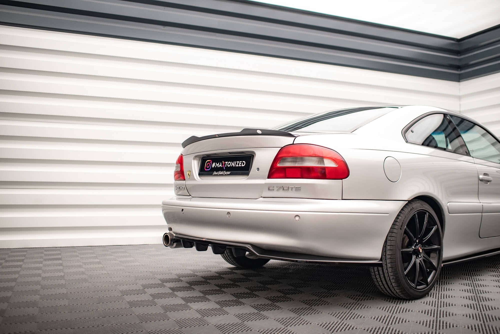 Splitter trasero Volvo C70 Mk1 (con barras verticales)