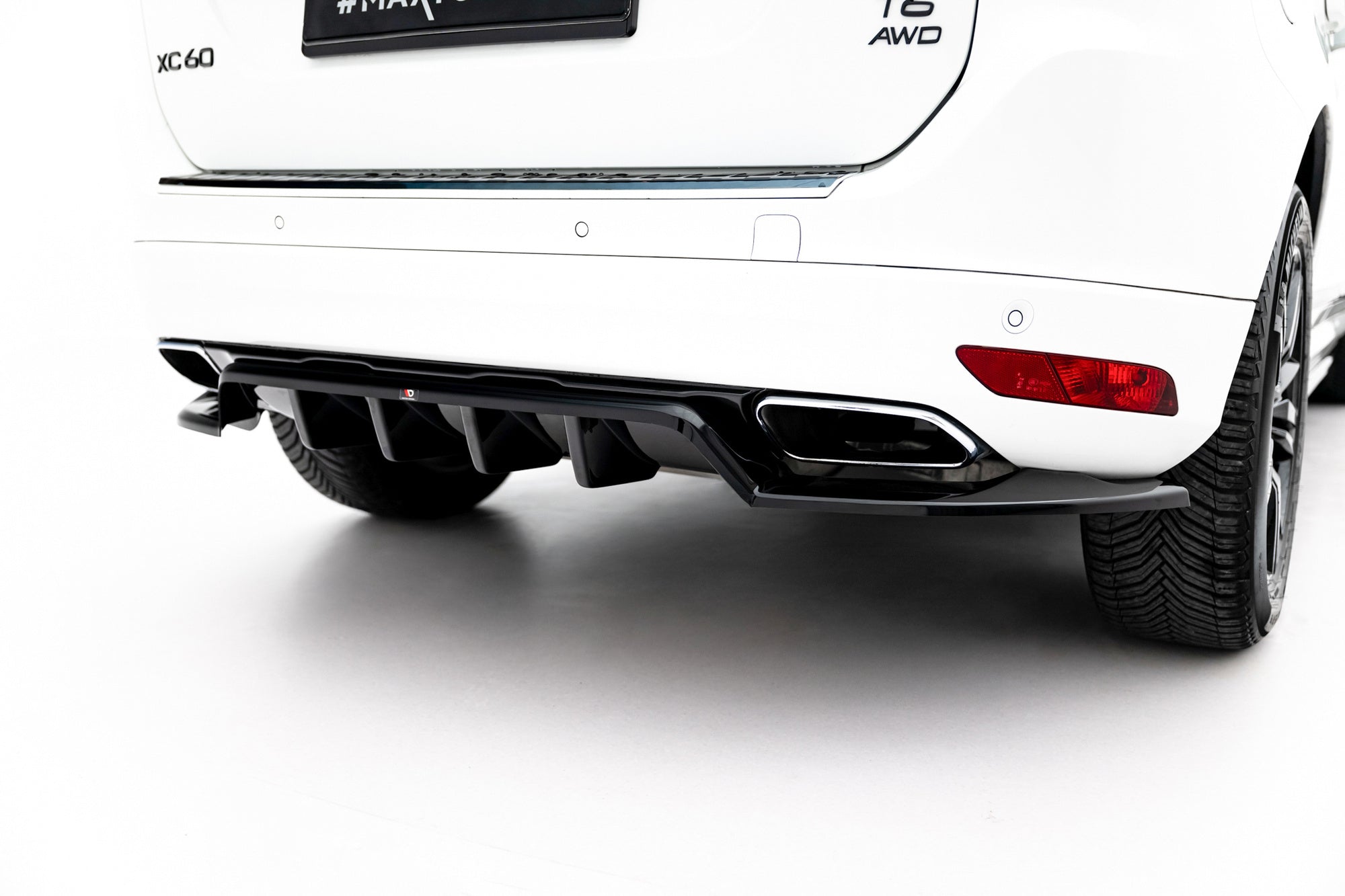 Splitter trasero Volvo XC60 Mk1 Facelift (con barras verticales)