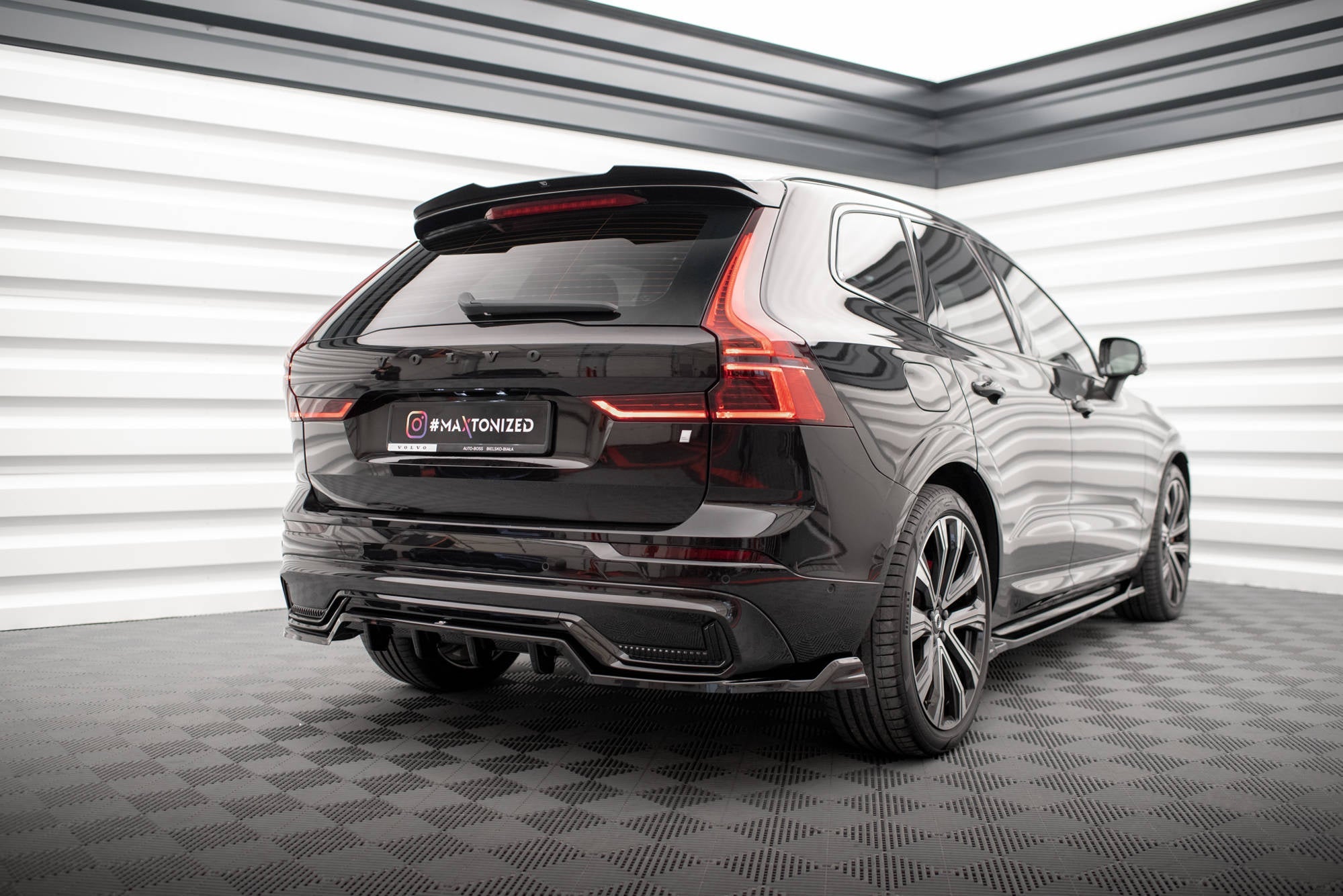 Splitter trasero Volvo XC60 R-Design Mk2 Facelift (con barras verticales)