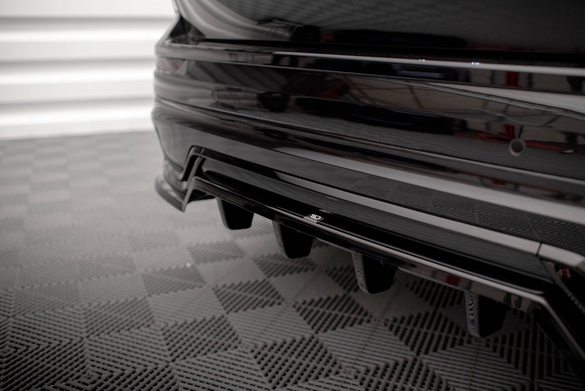 Splitter trasero Volvo XC60 R-Design Mk2 Facelift (con barras verticales)
