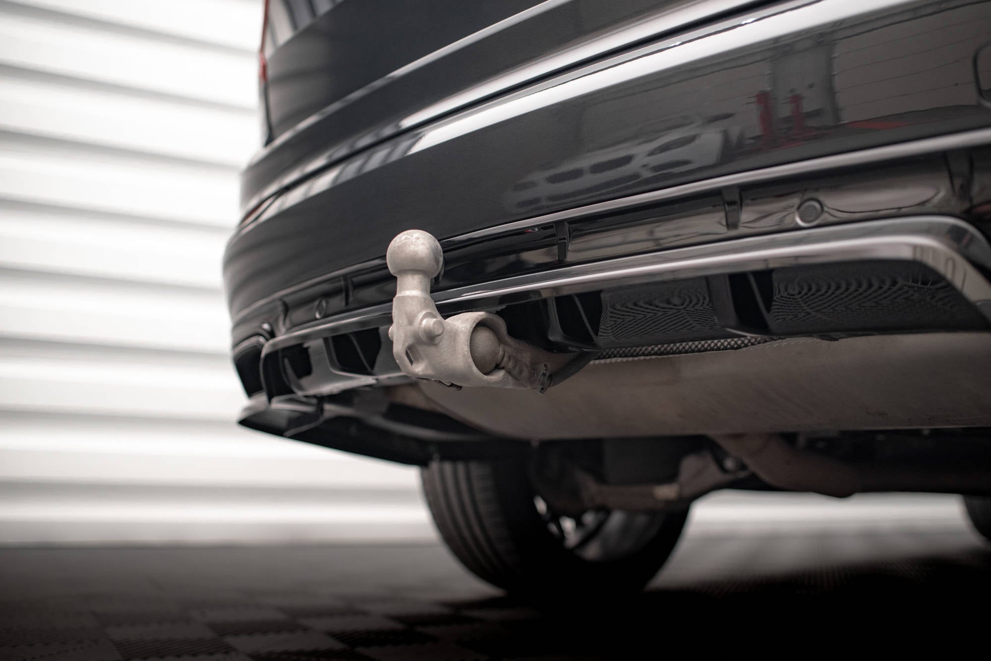 Splitter trasero Volvo XC90 R-Design Mk2 Facelift (con barras verticales)