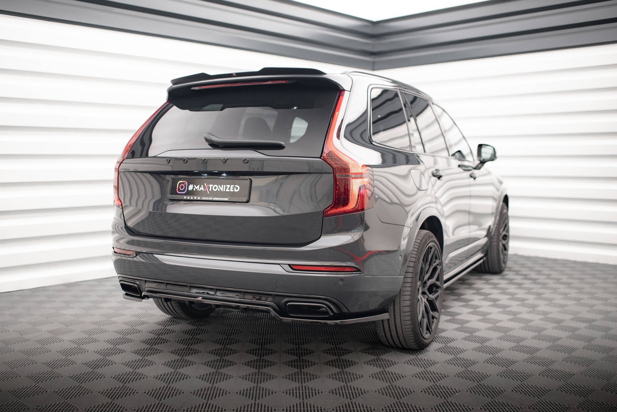 Splitter trasero Volvo XC90 R-Design Mk2 Facelift (con barras verticales)