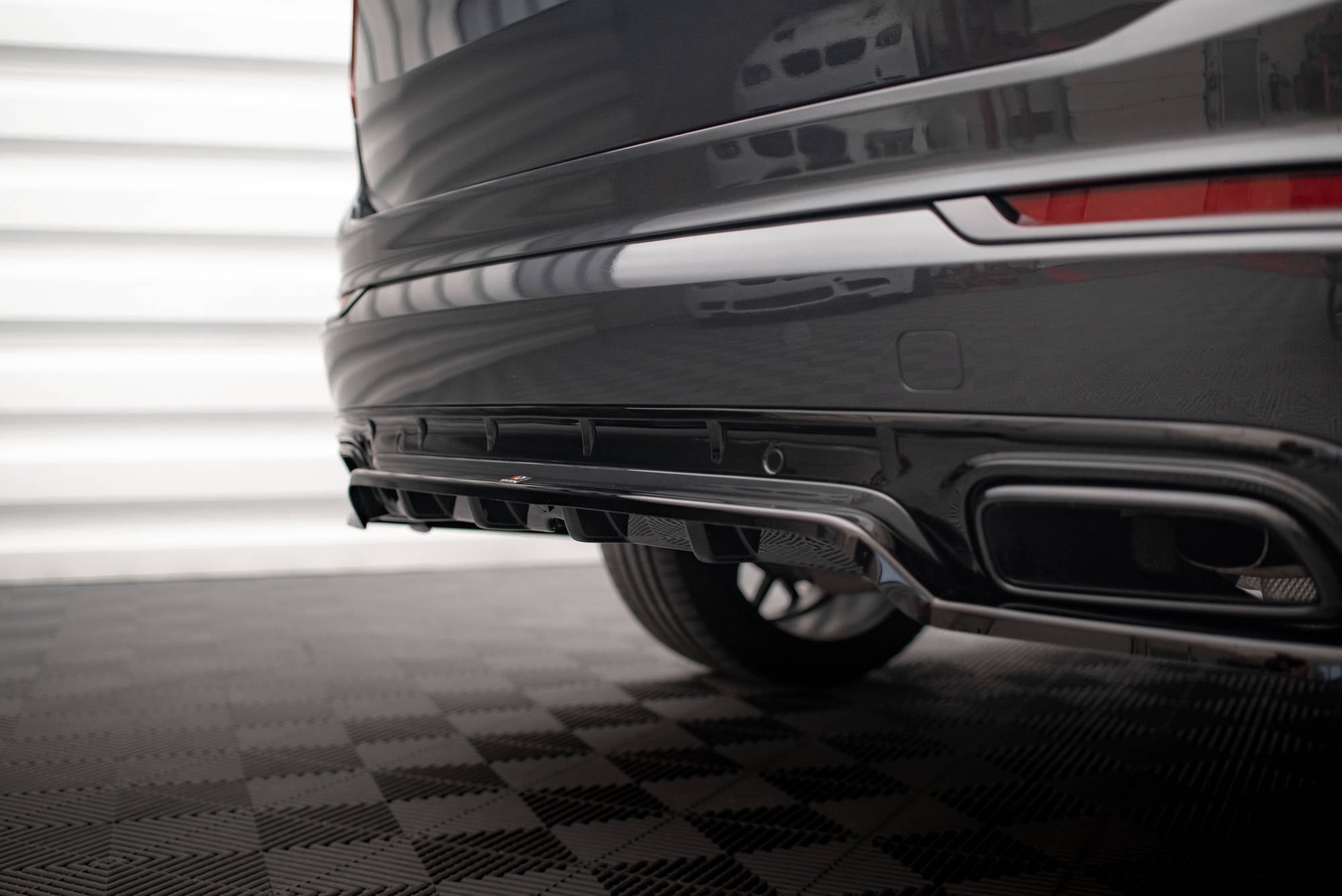 Splitter trasero Volvo XC90 R-Design Mk2 Facelift (con barras verticales)