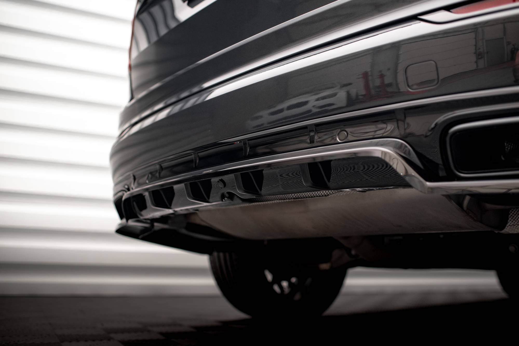Splitter trasero Volvo XC90 R-Design Mk2 Facelift (con barras verticales)