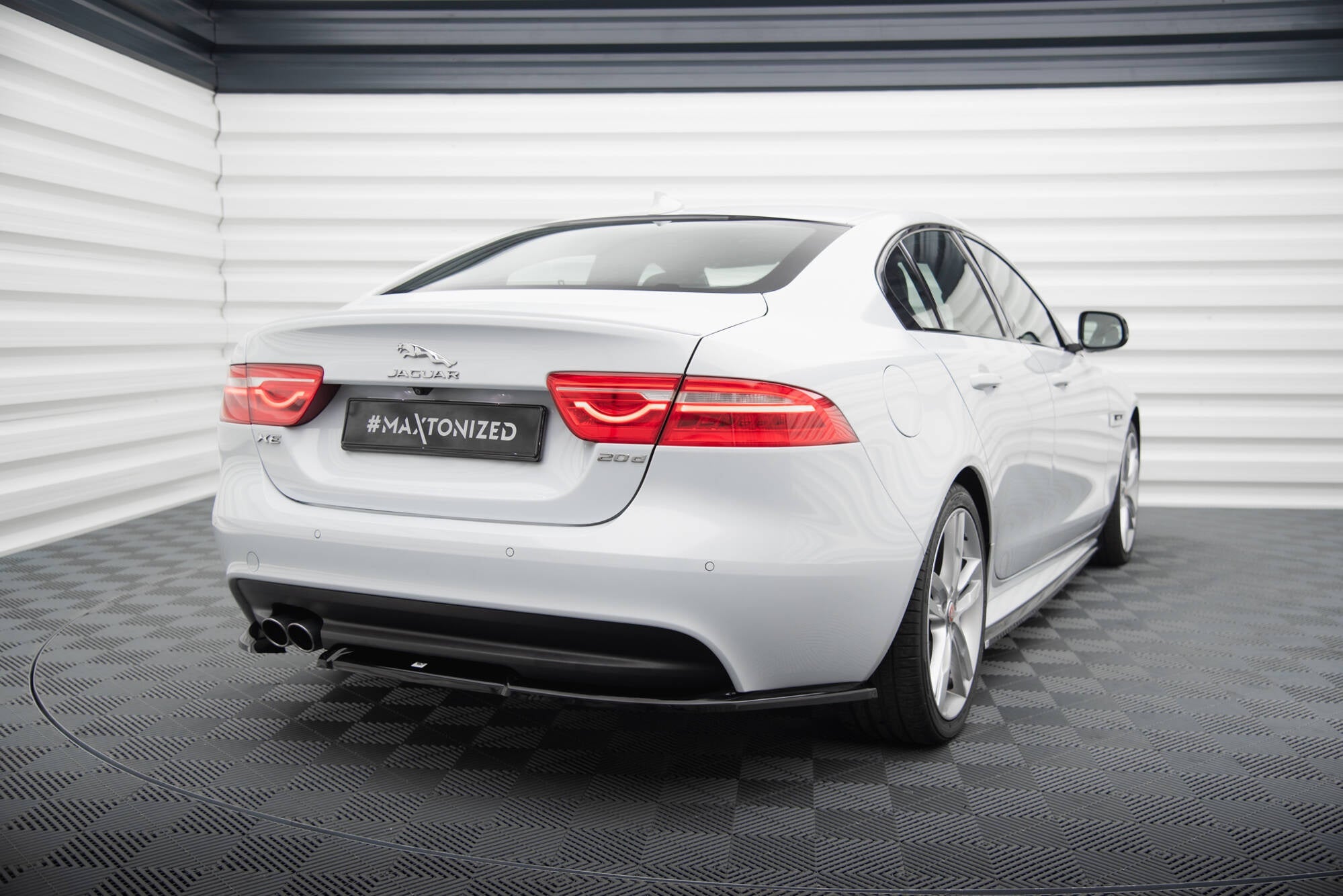 Splitters laterales traseros Jaguar XE R-Sport X760