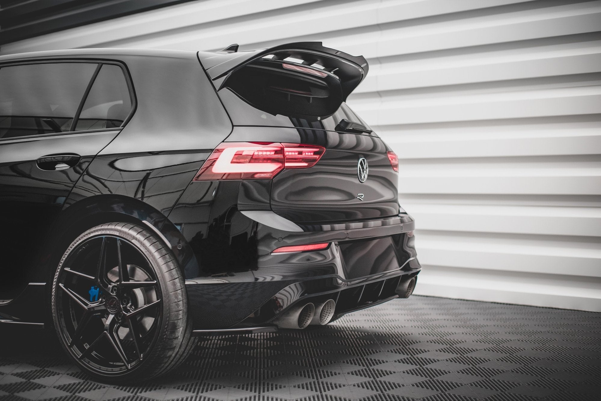 Splitters laterales traseros V.1 Volkswagen Golf R Hatchback Mk8