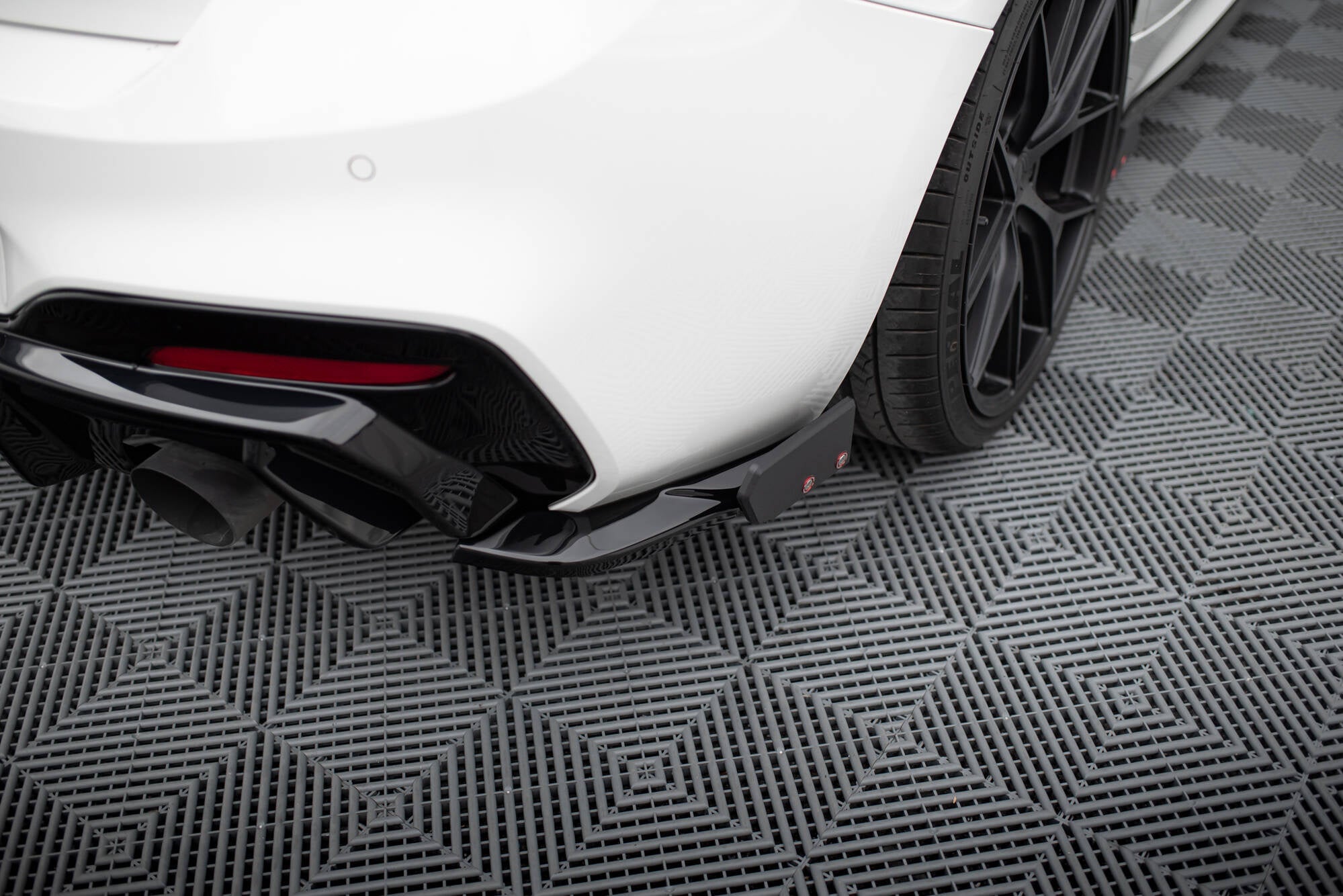 Splitters laterales traseros V5 Flaps DO Añadido V3 BMW Serie 1 M-Pack M140i F20 Facelift