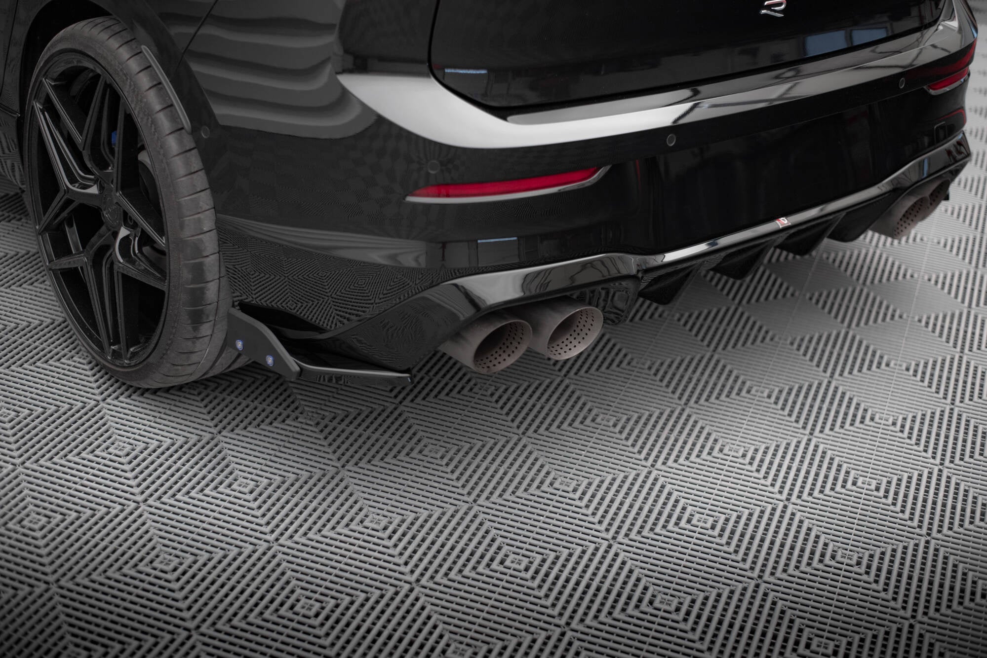 Splitters laterales traseros V.5 + Flaps Volkswagen Golf R Hatchback Mk8