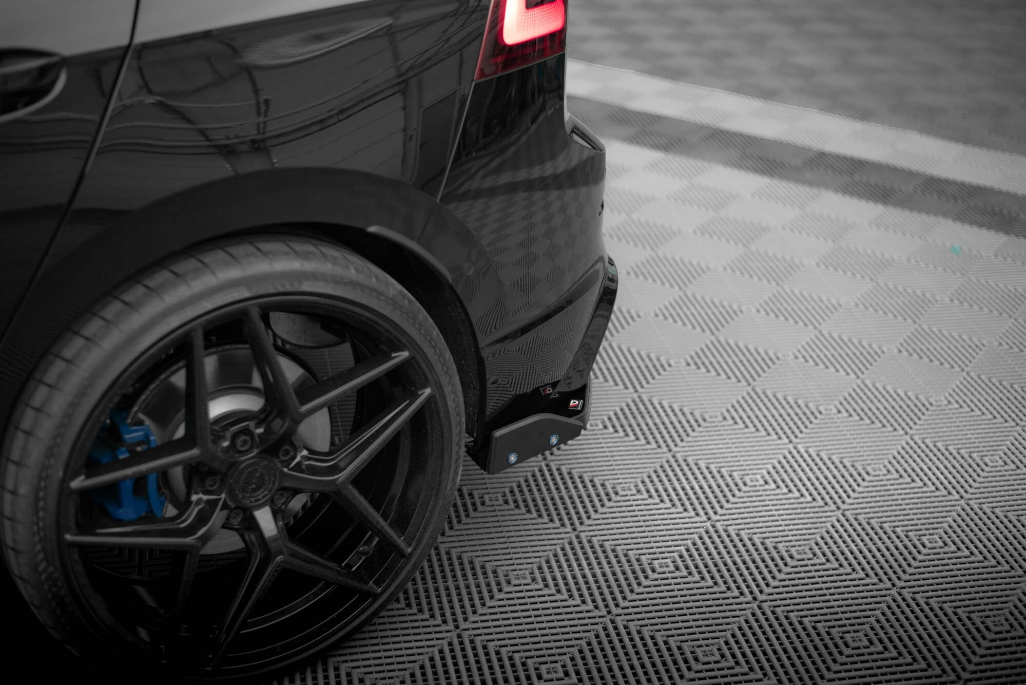 Splitters laterales traseros V.6 + Flaps Volkswagen Golf R Hatchback Mk8