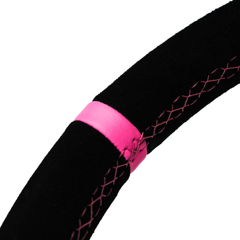 Detalle de la costura rosa y marca central del volante de ante