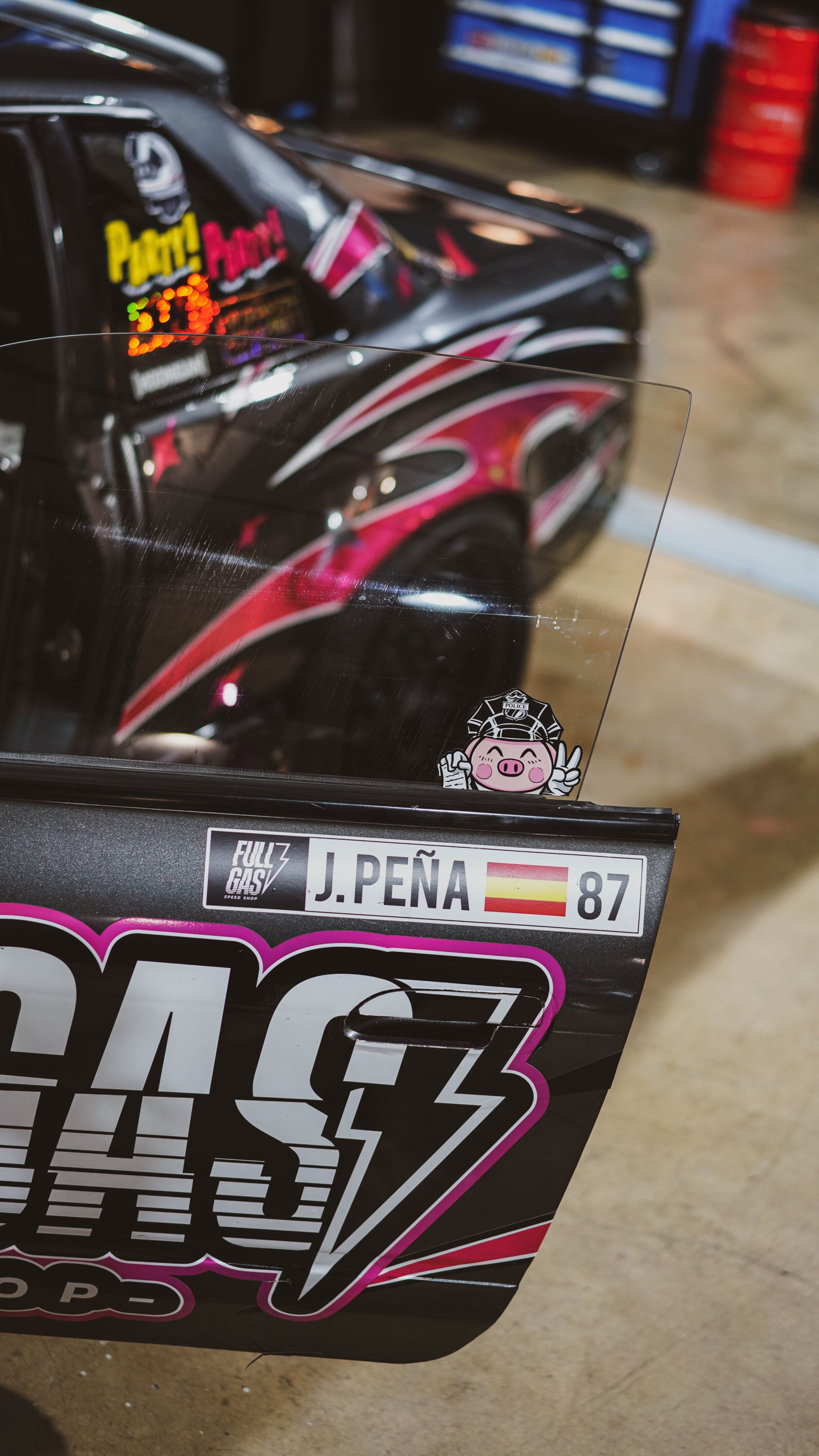 PEGATINA PEEKING WINDOW PIG - FULL GAS